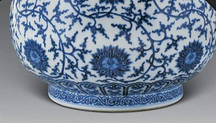 中国大清乾隆年製青花缠枝花紋双耳 尊、高约33.5cm x径22x口径13cm、 清乾隆青花缠枝莲双耳尊中国嘉德拍卖回顾_瓷器_装饰_清代
