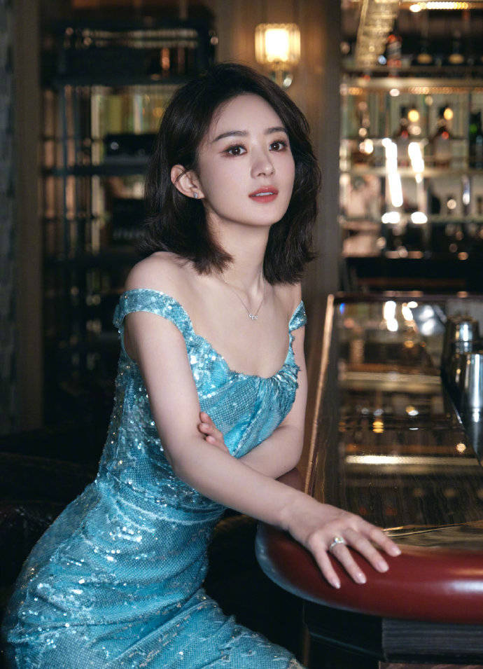 赵丽颖穿蓝色亮片裙 化身美人鱼玲珑精致曲线美-搜狐大视野-搜狐新闻