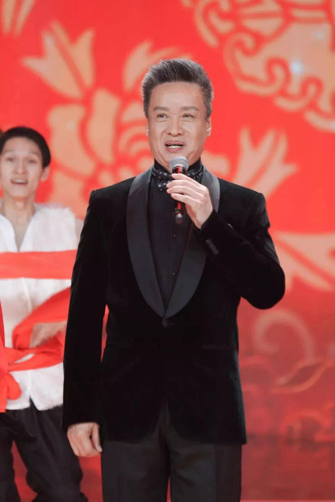 66岁阎维文近照曝光,满头白发唱歌吃力,穿7000元卫衣引网友吐槽