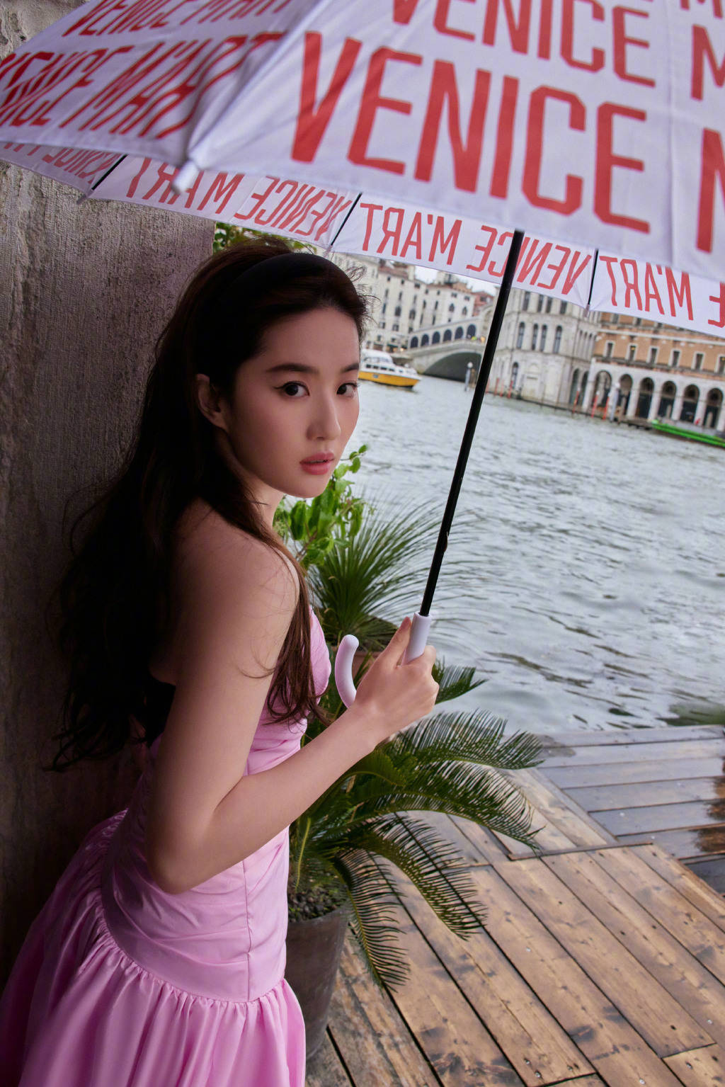 刘亦菲身穿粉色抹胸长裙出席BVLGARI在威尼… - 高清图片，堆糖，美图壁纸兴趣社区