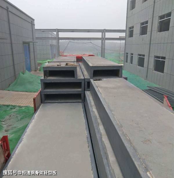 在施工中发泡水泥复合板可替代原有的屋面构造