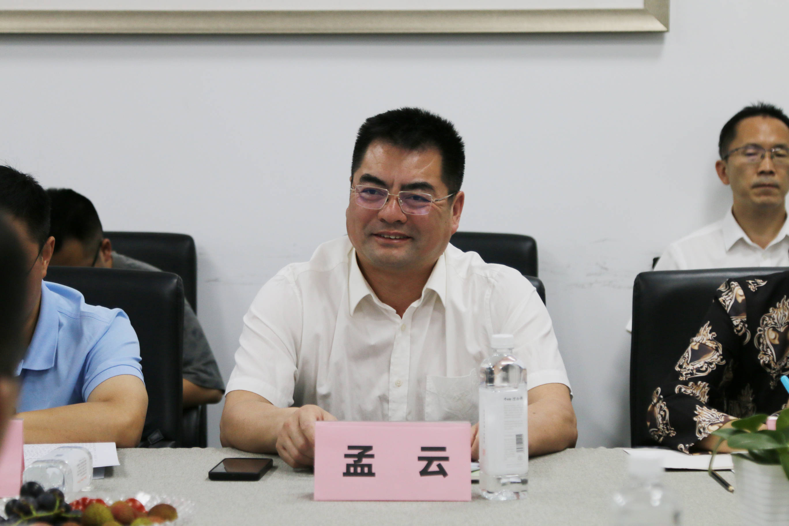 黔西南州发展改革委党组书记,主任王波参加本次座谈会的领导和嘉宾有