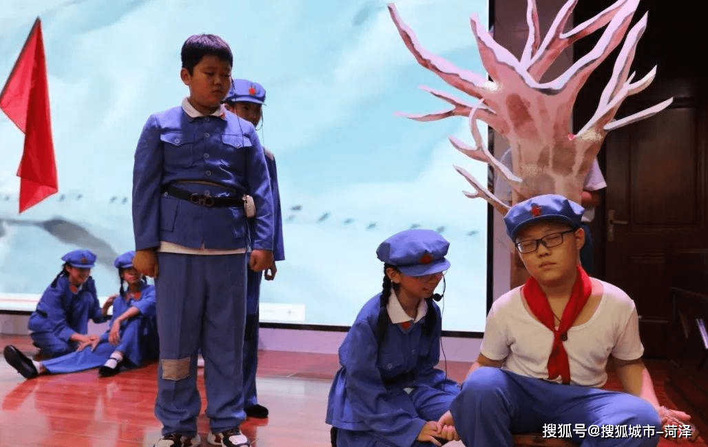 优秀团体奖五年级级部的孩子们用自己精彩的演绎了课文《丰碑》,他们