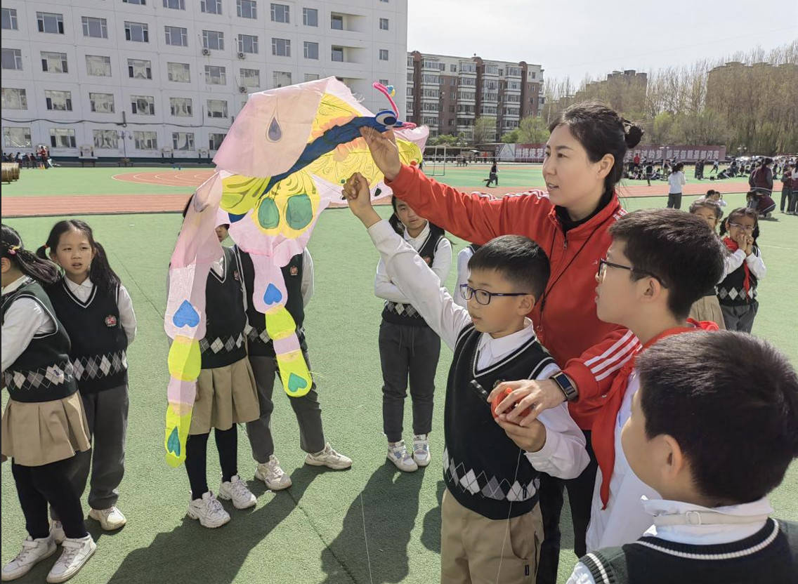 长春市第一实验银河小学举办第十七届校园文化艺术节及首届风筝博览会