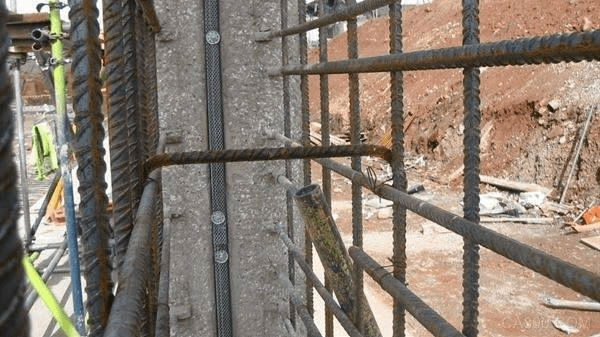 预留膨胀止水条定位凹槽法