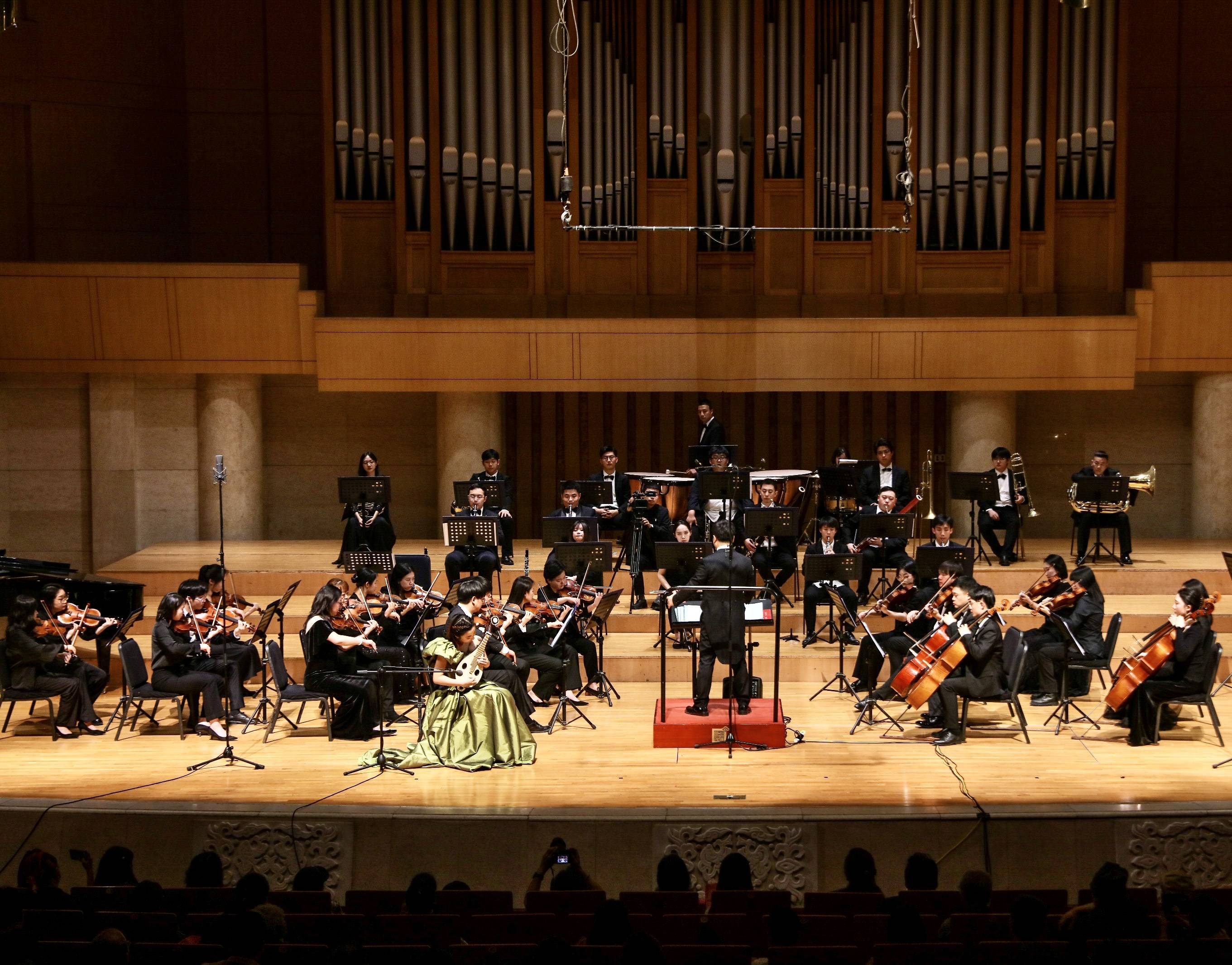 现场,汪明漩携手新乐交响乐团,首演交响乐版雨后庭院,以民乐与交响乐