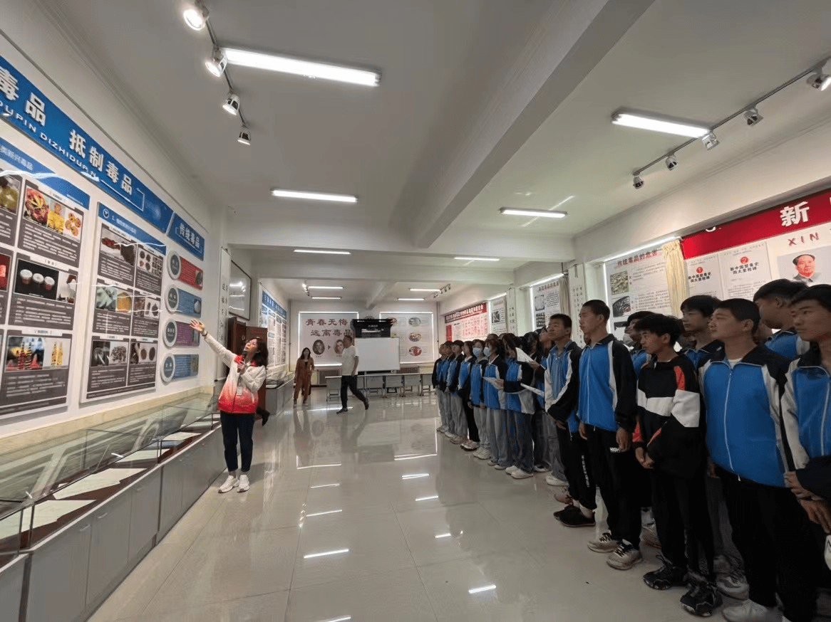 郊区社区戒毒(康复)服务中心禁毒社工走进荫营二中禁品教育基地,给