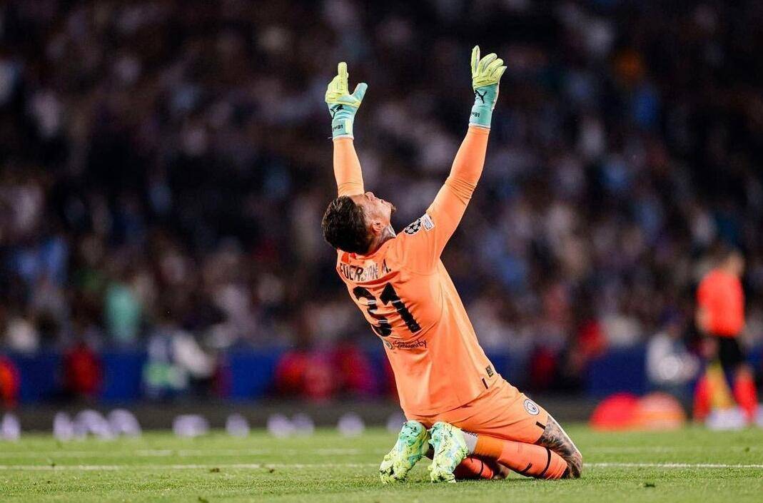 但是这个球却被埃德森本能的伸腿挡了出来,这个扑救可以说救了曼城,也