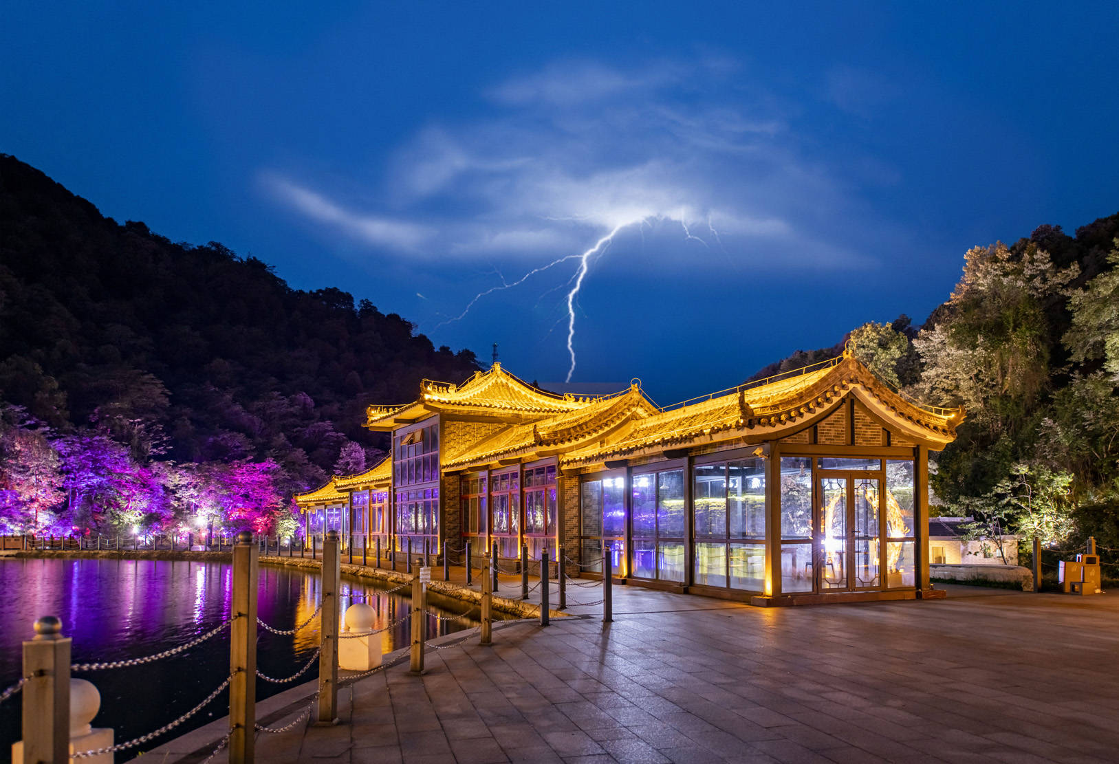 雅安天全喇叭河风景区蓝水晶景点夜景迷人