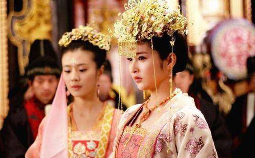 公主沦落到民间,成为富家千金的侍女,公主重回皇宫后