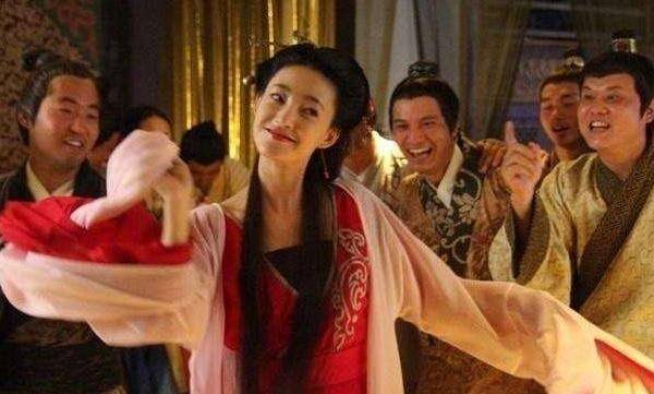 原创
            古人去青楼一次花多少银子？换算成人民币，大概要花多少钱？（原创诗歌绘画曾sir怎么找不到了）