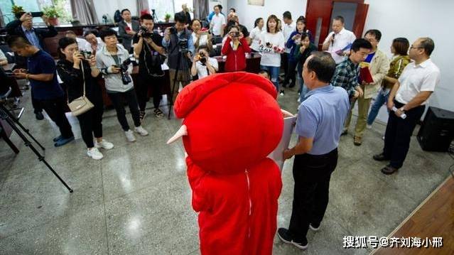 手持银行转账支票!四川彩民"火速"领走992万大奖,中奖靠实力?