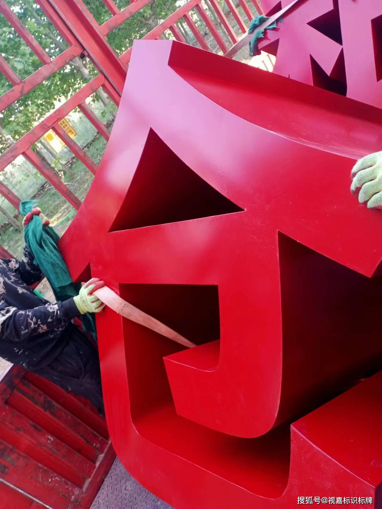 地面斜坡字是一款设计感极强的广告字体,独特的外观不仅起到很好的