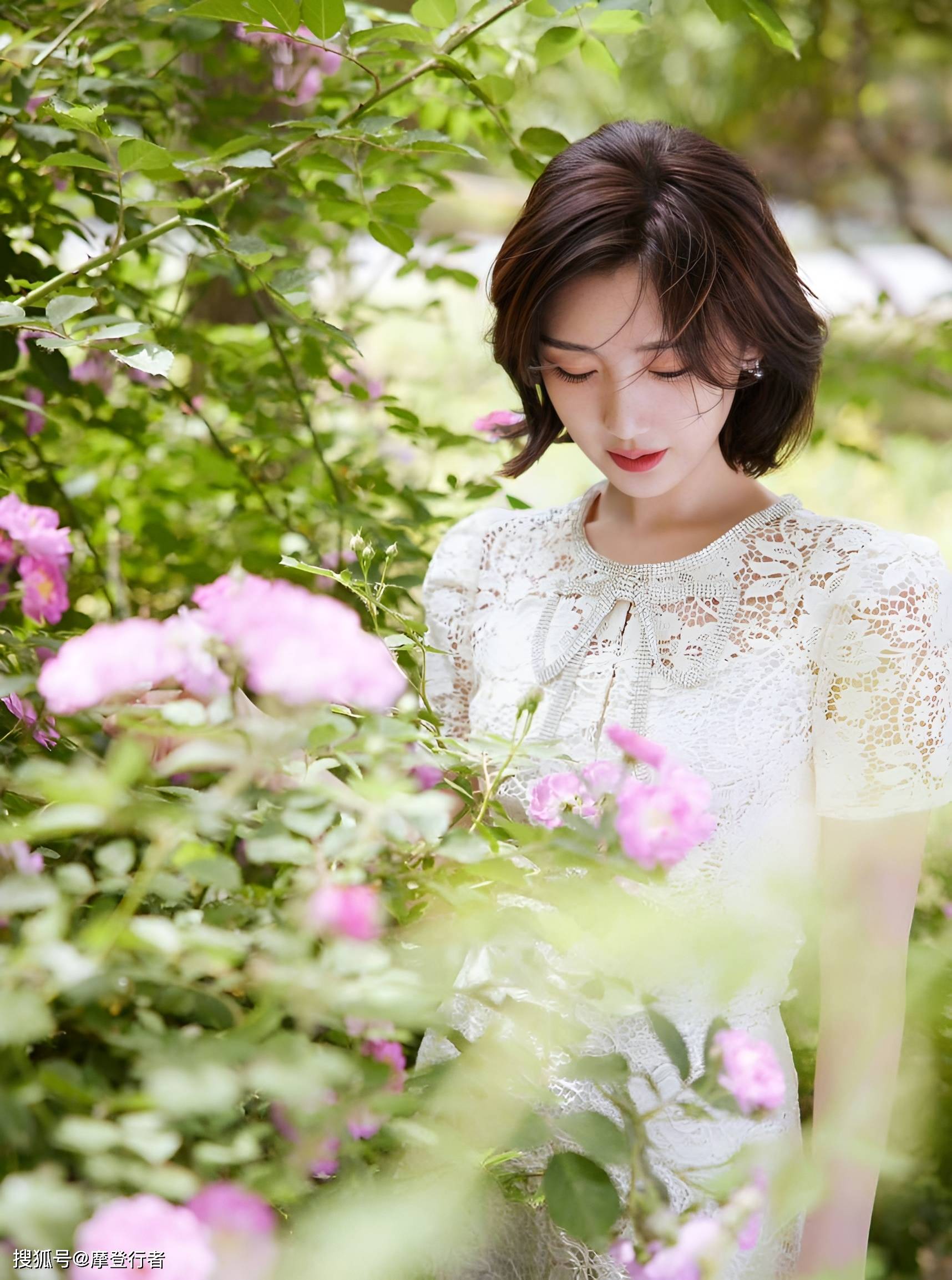 毛晓彤身着蕾丝镂空裙展现纤细腰身与优雅气质_照片_裙子_穿着