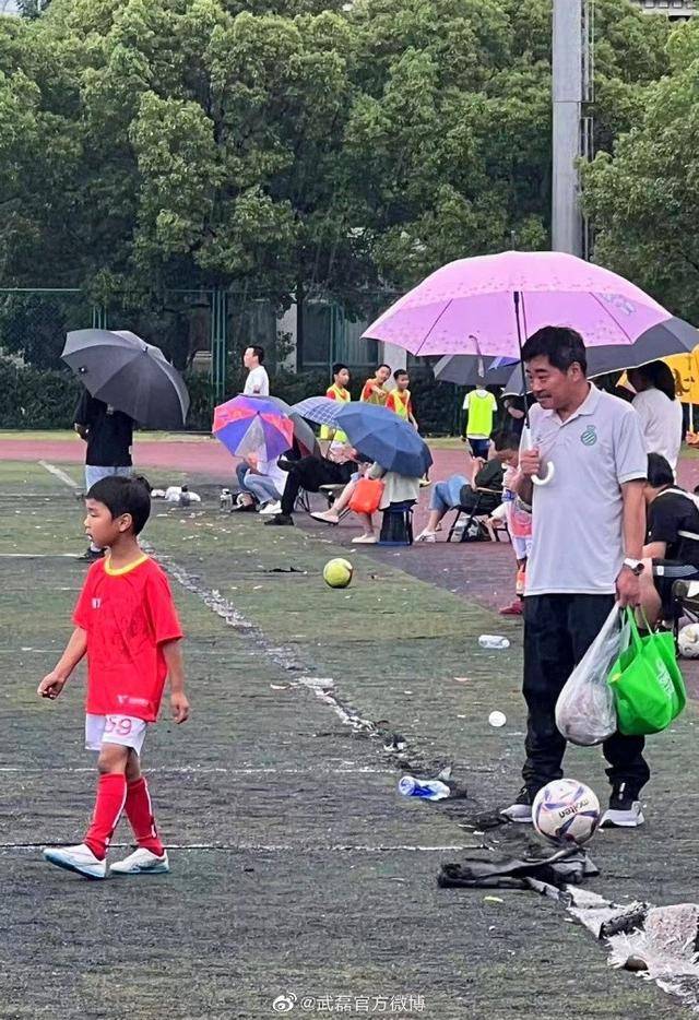 武磊父亲带着孙子接受足球训练 大号养成再养个小号