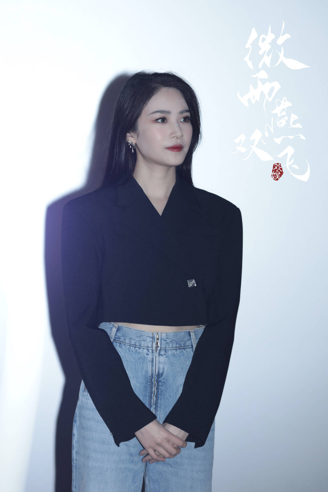 饰演反派角色吴吟的刘美彤,同样在现场为这对新人送上祝福.