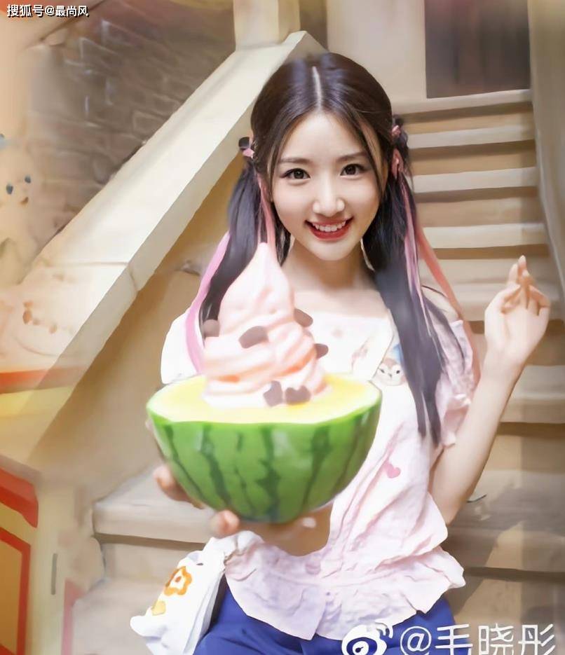 毛晓彤这双马尾造型也太可了!