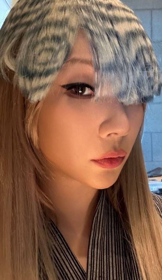 原2ne1成员cl晒自拍照 染"豹纹"刘海好吸睛!_郭明东_目光_近照