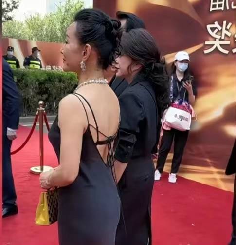 6770岁刘晓庆和62岁陈冲合照生图,无美颜无滤镜,70岁的刘晓庆终于服