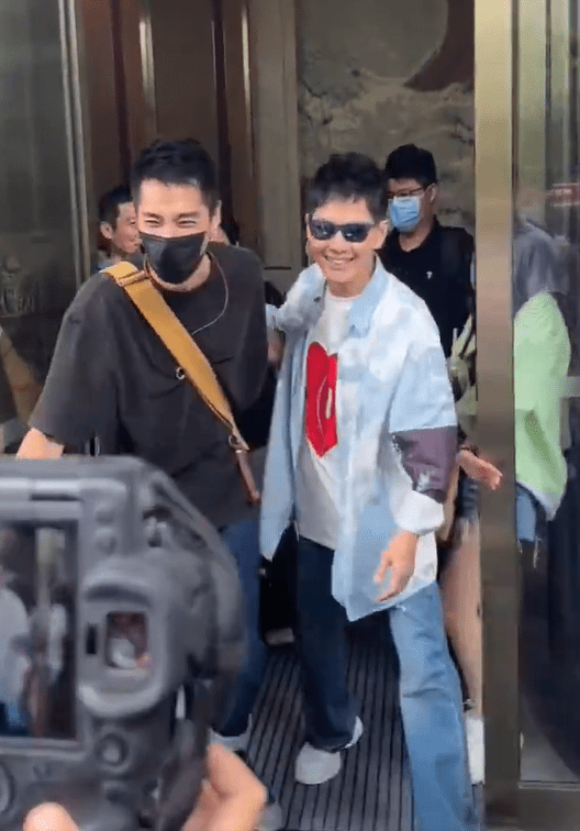 蓝正龙离婚风波后首现身 与林志颖谈笑风生状态佳-搜狐大视野-搜狐新闻