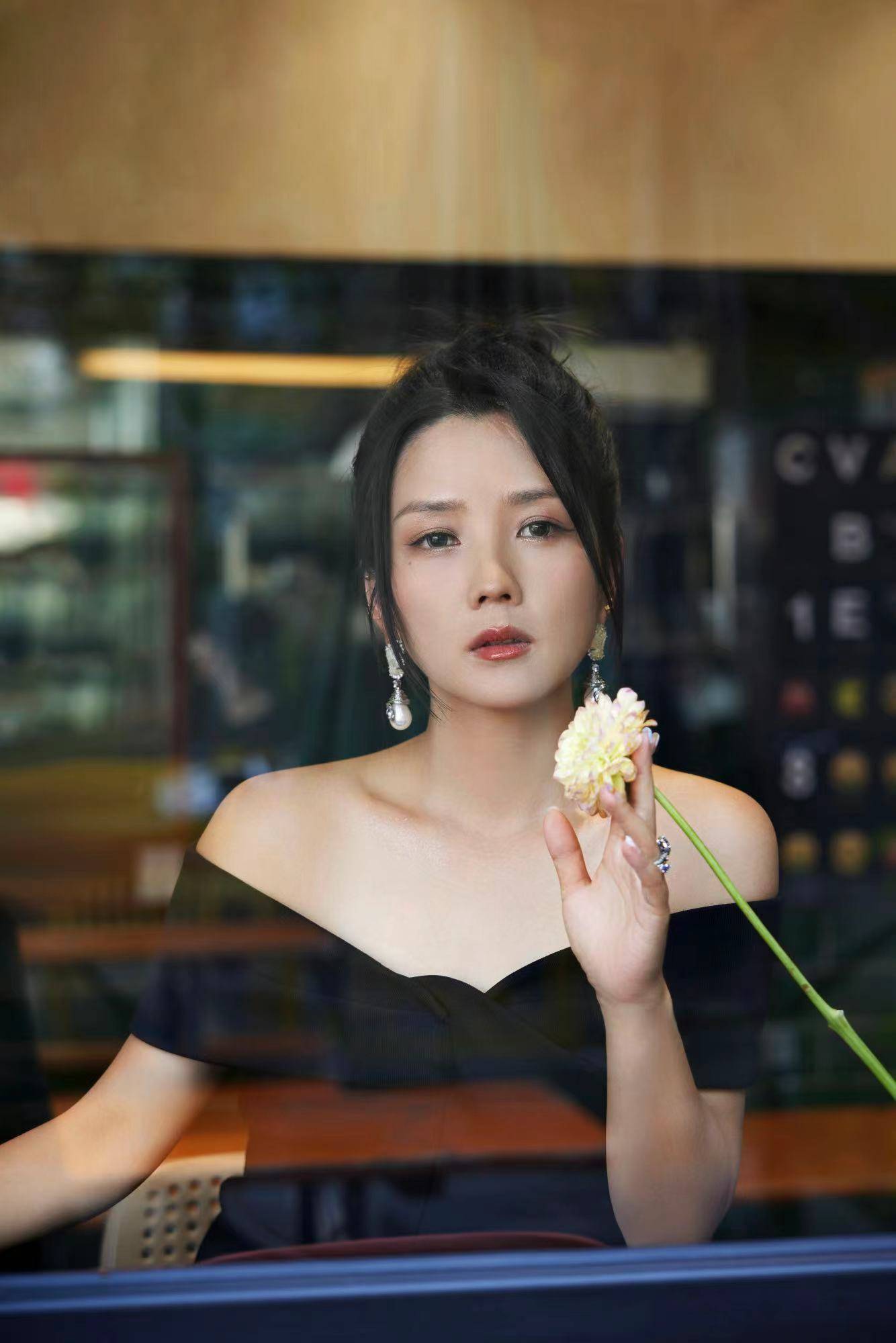 何洁身着st. john 2023度假系列黑色礼服裙_经典_知性_夏日