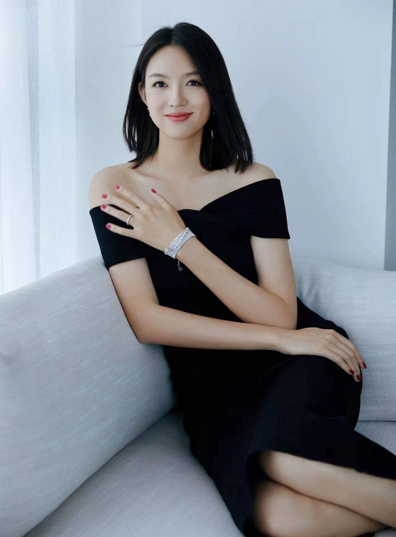 张梓琳身着st. john 2023度假系列黑色礼服裙