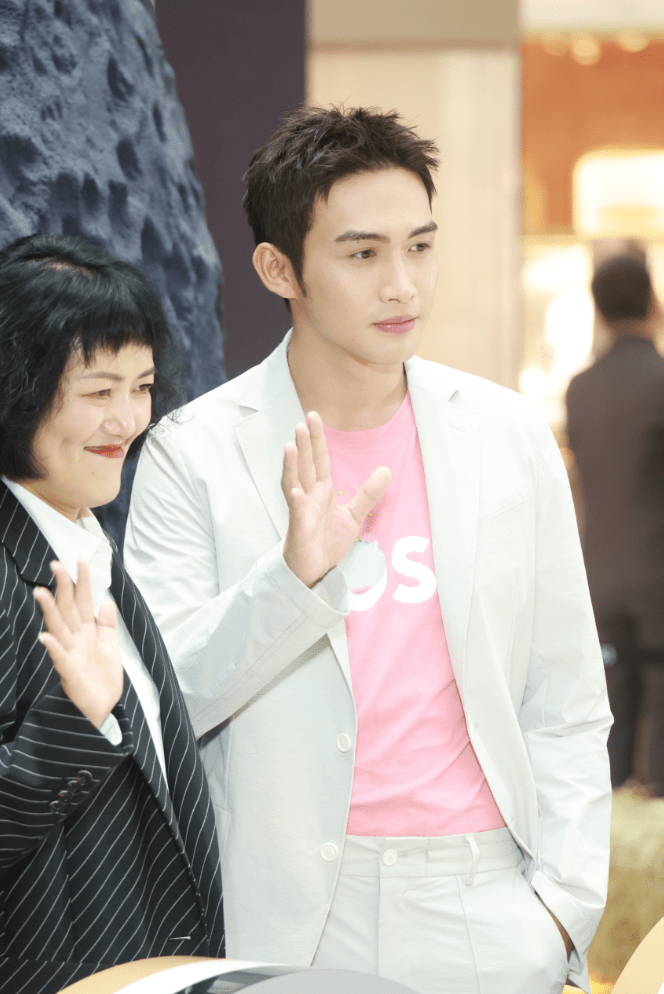 李一桐格纹西装造型又a又美 张彬彬白西装搭粉t时尚绅士_小王子_sh