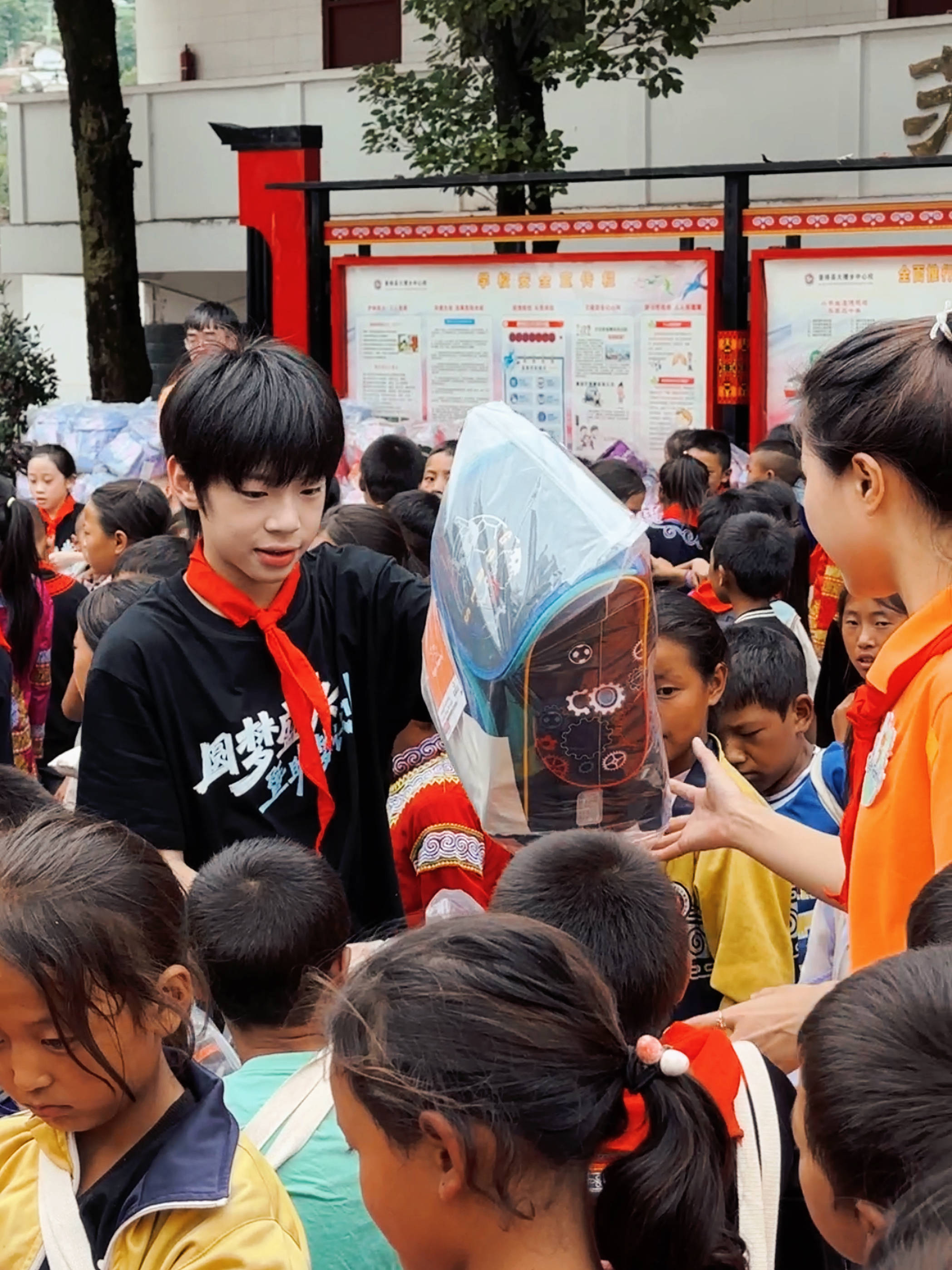 活动当天,张轶程在参加街舞比赛过后马不停蹄的赶往学校,到达学校后