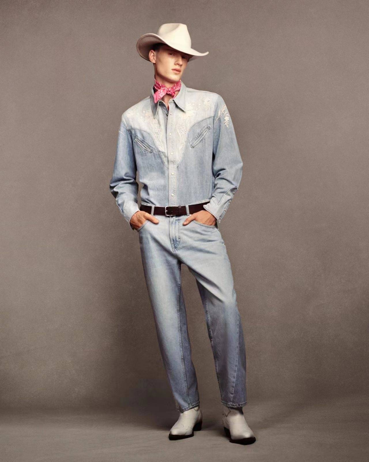 风格启发的经典芭比造型,例如barbie的粉色格纹连衣裙和西部牛仔装