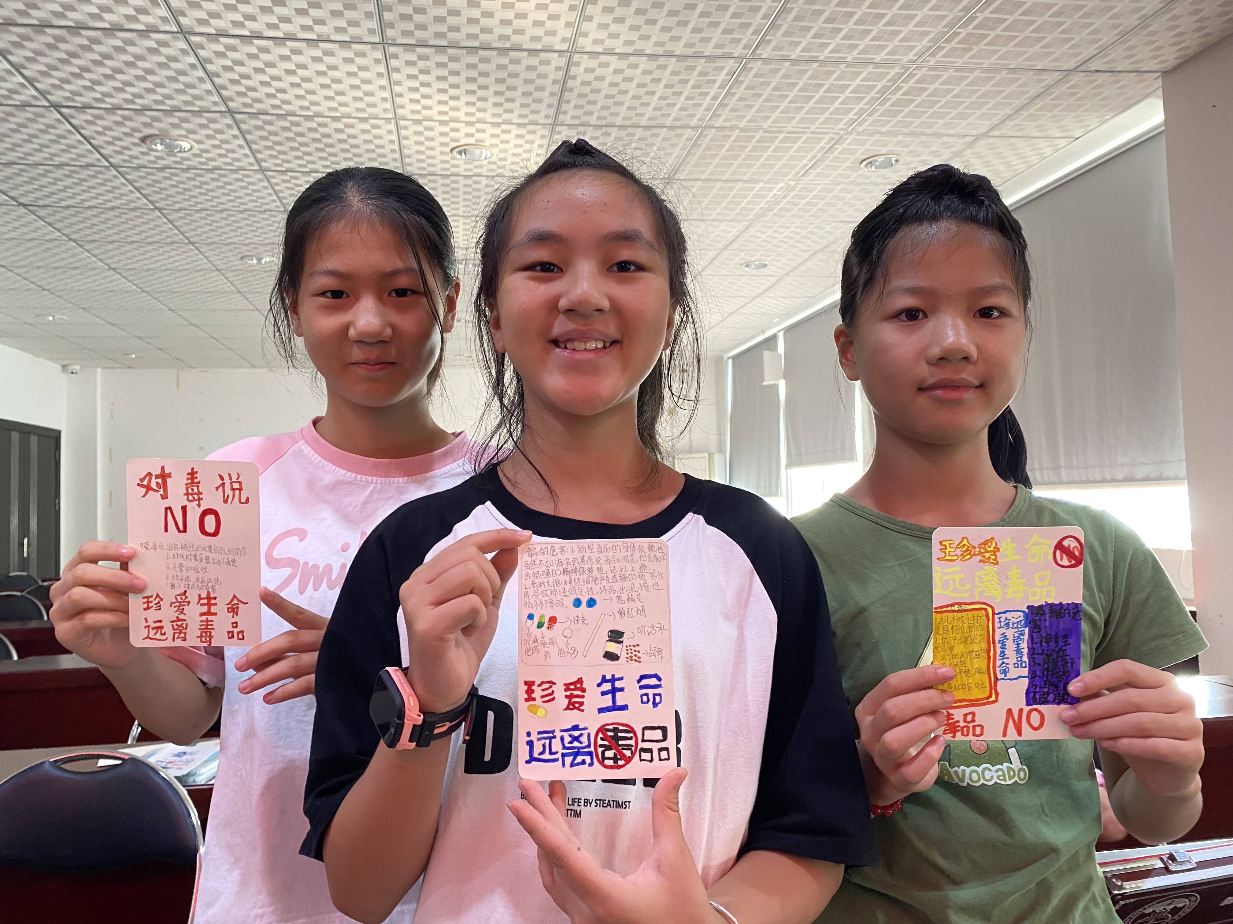 观澜街道以禁毒卡片diy强化亲子拒毒决心
