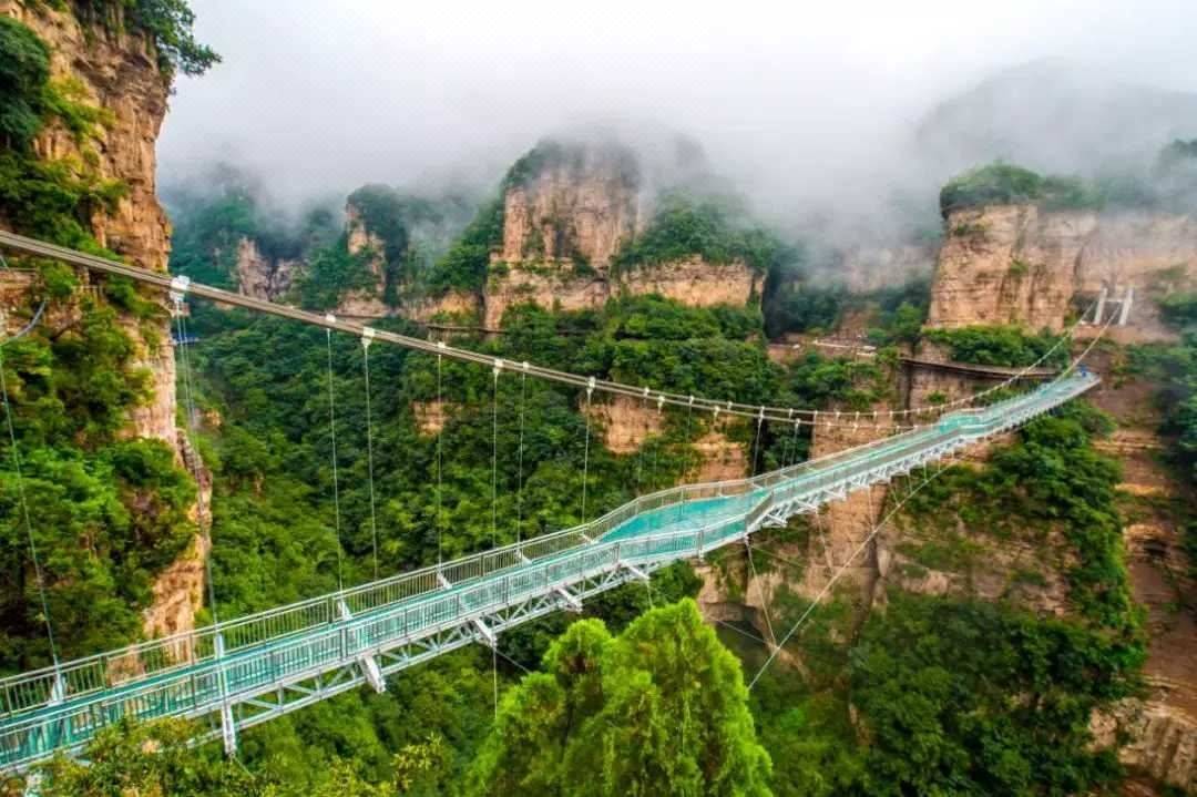 玻璃栈道随后,我们还体验了红河漂流,悠然漂流船沿着河水缓缓前行