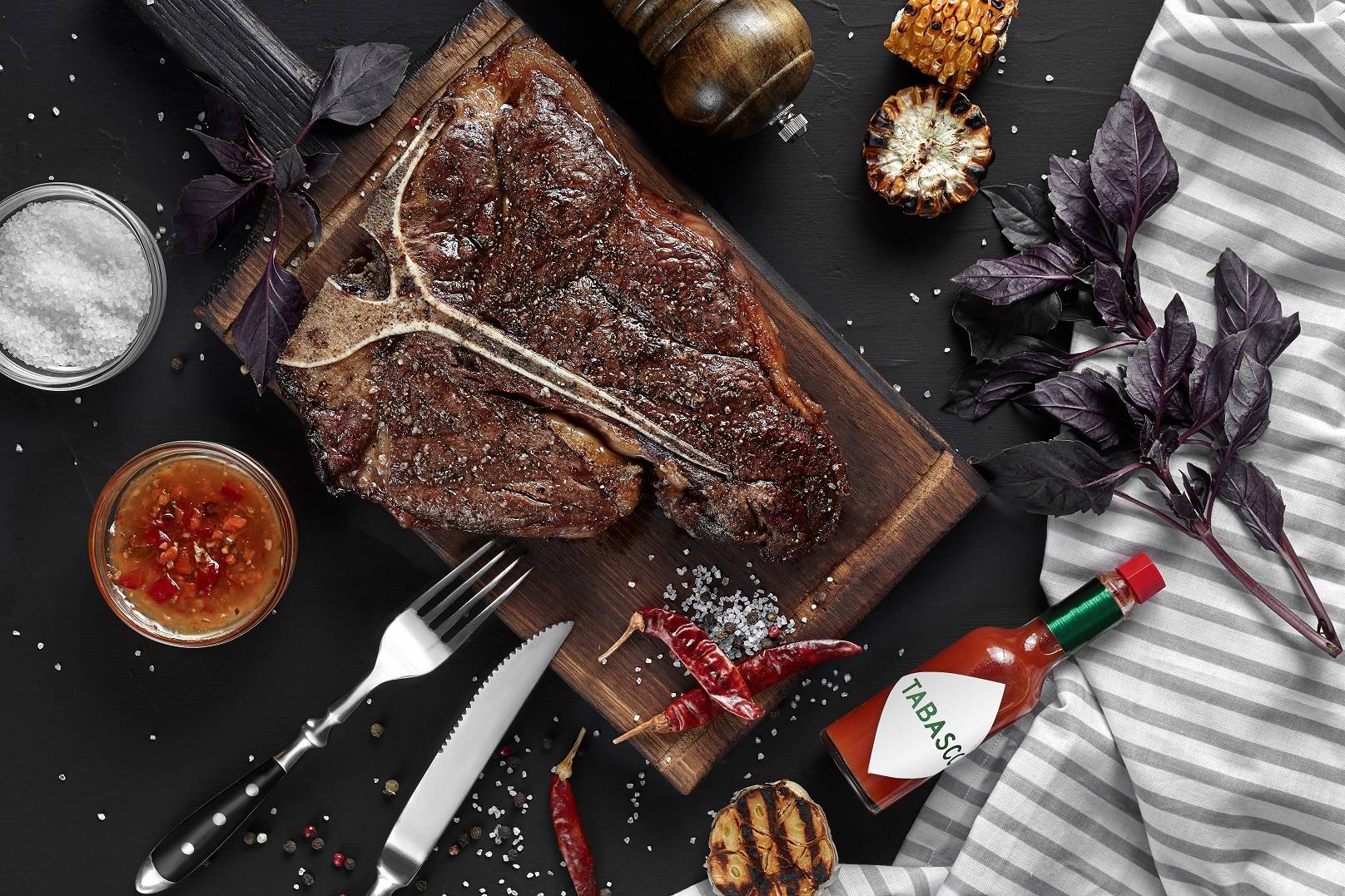 最佳搭配:多富莎当尼干白葡萄酒-t骨牛排 t-bone steak取自牛肋脊部位