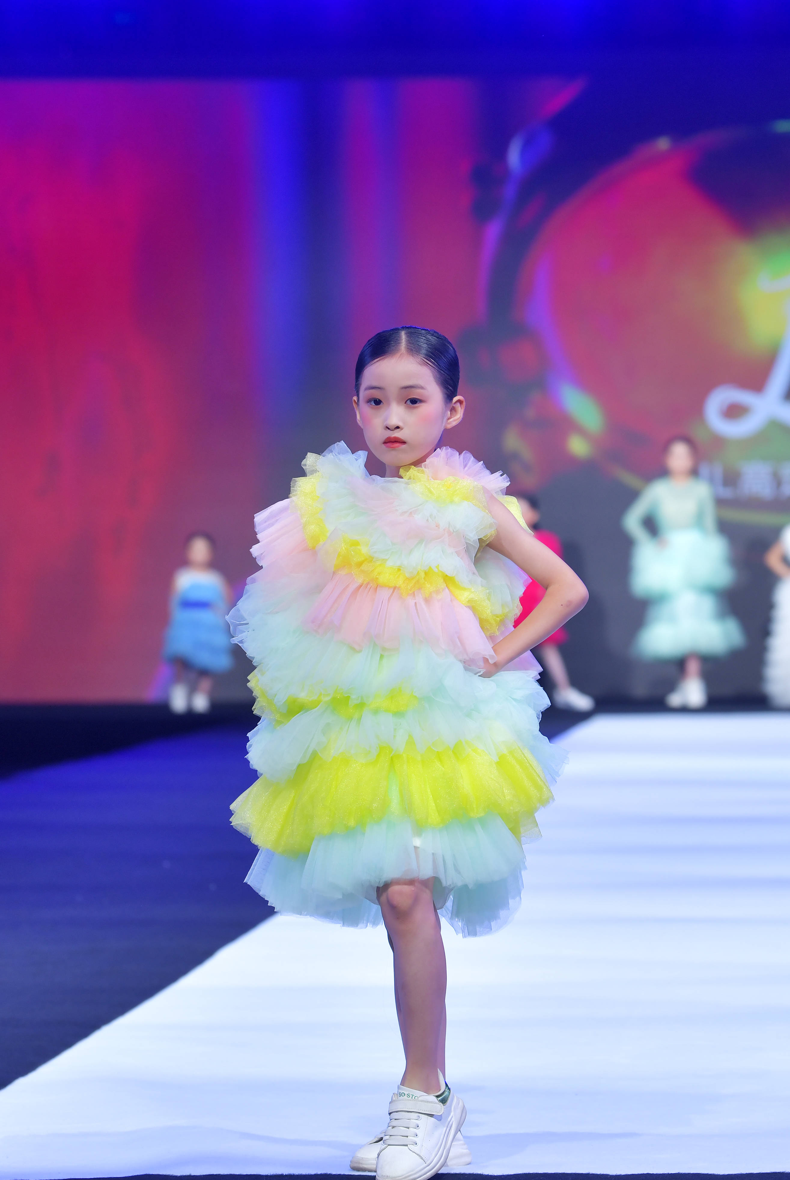 李晓琳勇夺2023顶尖第一超模时尚盛典网络人气冠军_云南_童模_成长