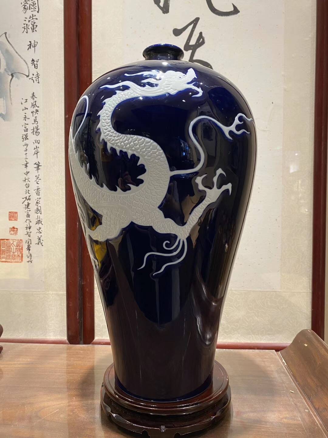 阳士琦大师创作 龙腾盛世霁蓝釉白龙纹梅瓶 隆重纪念紫禁城建成600