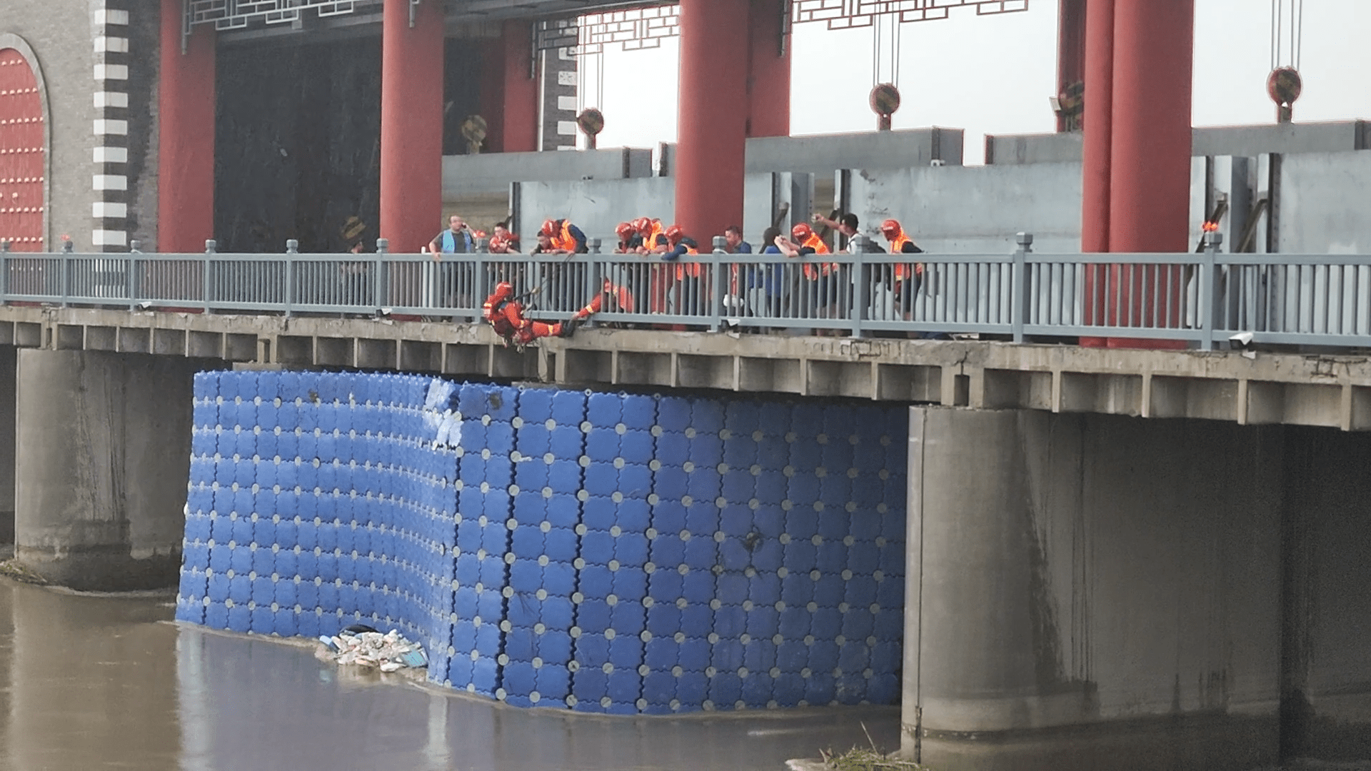 大闸泄洪口被堵 通州消防施援手_救援_闸口_浮桥