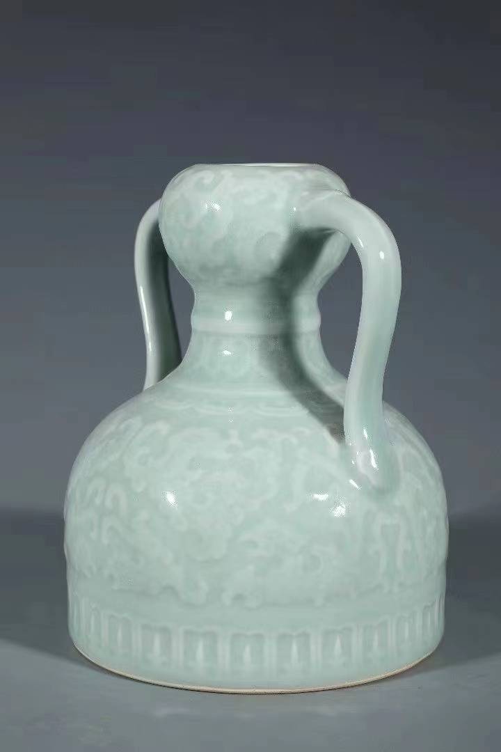 清乾隆 冬青釉暗刻夔龙如意耳尊_釉色_瓷器_双喜