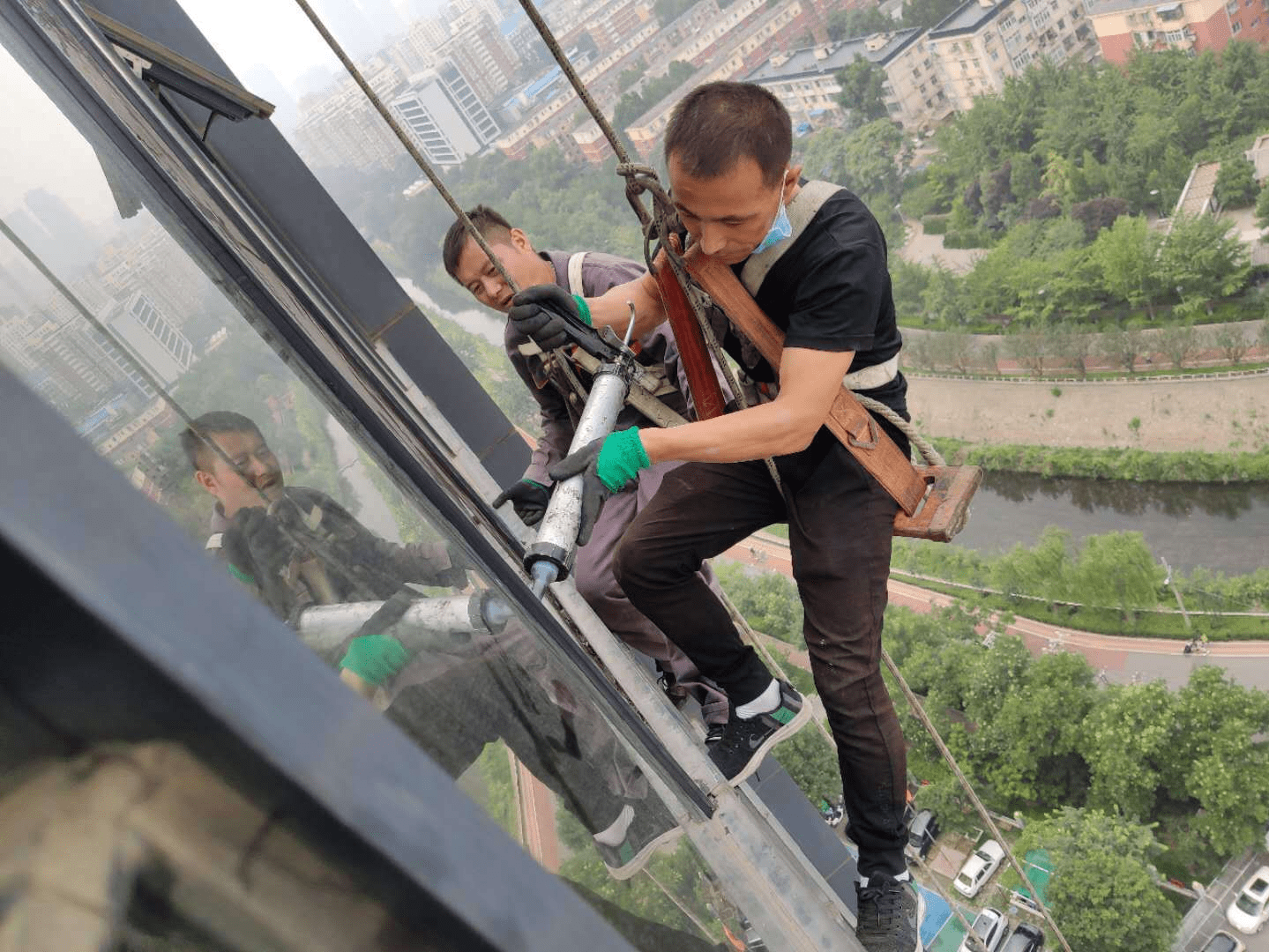 蜘蛛人外墙打胶公司彻底解决幕墙漏水方案_维修_问题_大量的