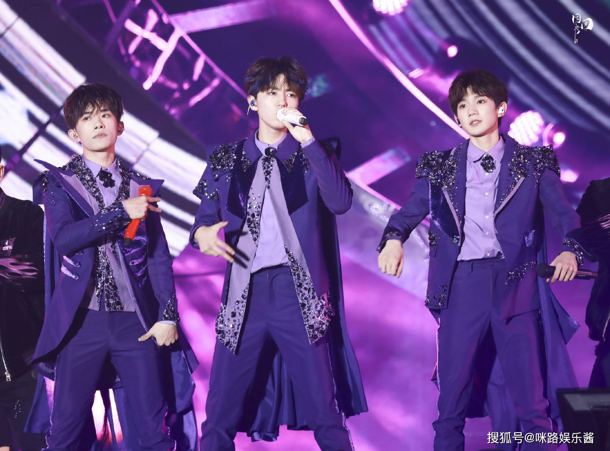 tfboys在舞台上光鲜亮丽,场馆外垃圾堆成山,粉丝却说不背锅