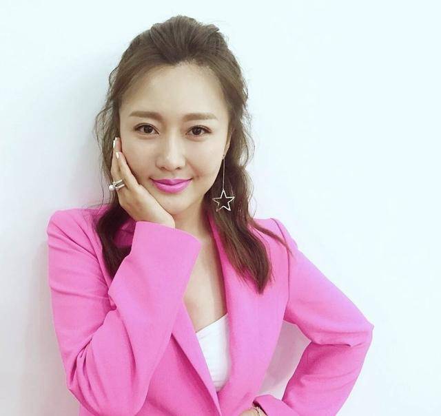 毕业于中国人民解放军艺术学院音乐系,中国内地女歌手,演员,主持人