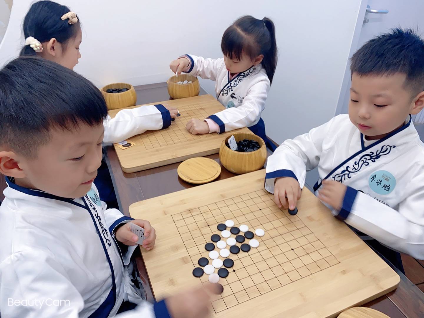 梁武帝萧衍就亲自撰写过《棋经》,记载了当时的围棋规则和棋艺.