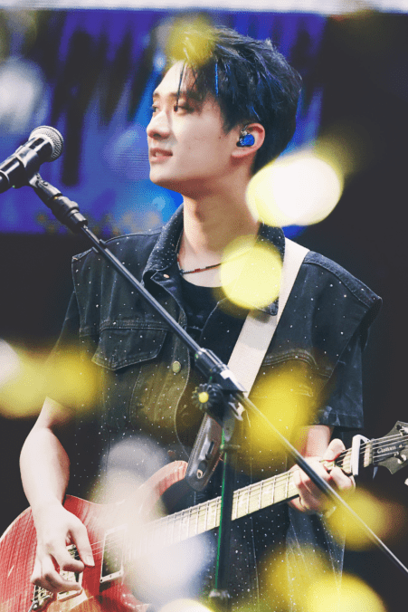 吉他小王子吴家裕倾情助力任贤齐郭静等艺人巡演 未来可期