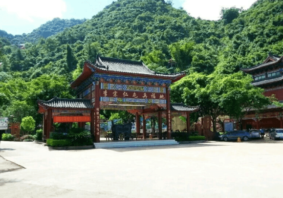 鹿峰山风景区位于玉林市兴业县境内,是一个以山水景观为主题的旅游