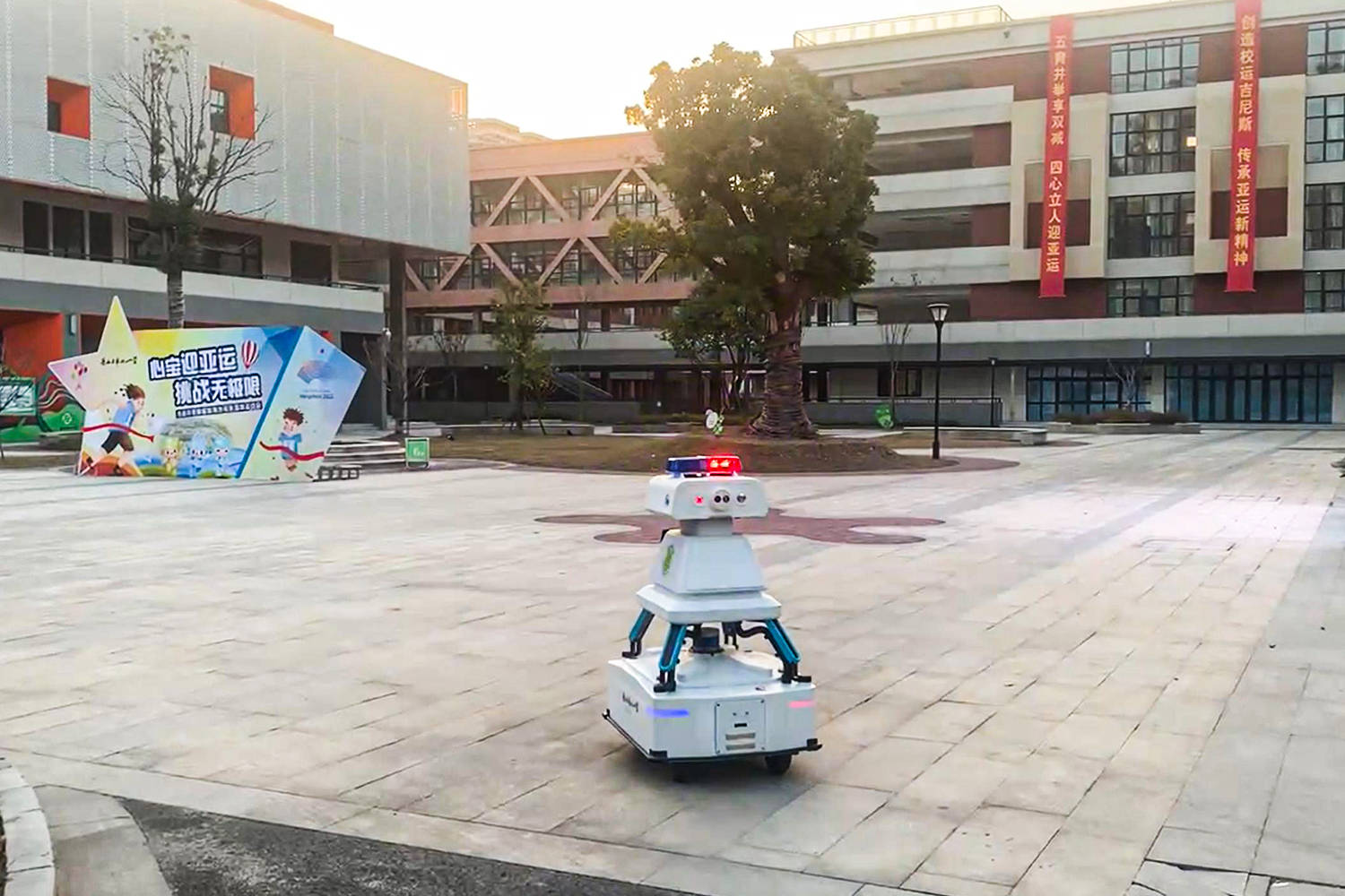 校园安保巡逻机器人在学校公共安全保障方面究竟有什么优势?