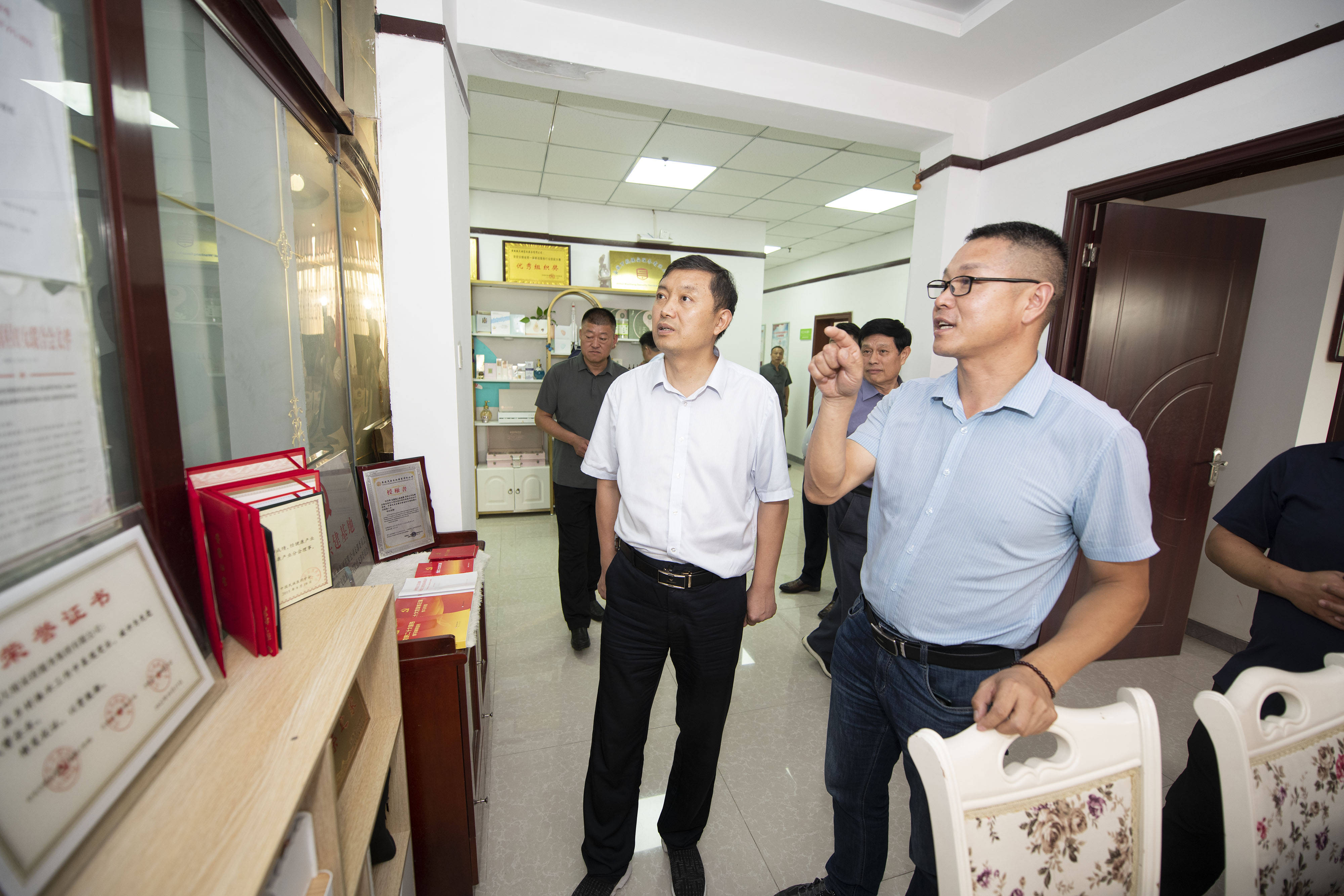 安徽省涡阳县人大常委会主任刘峰率队调研徽大姐集团_发展_家乡_家政