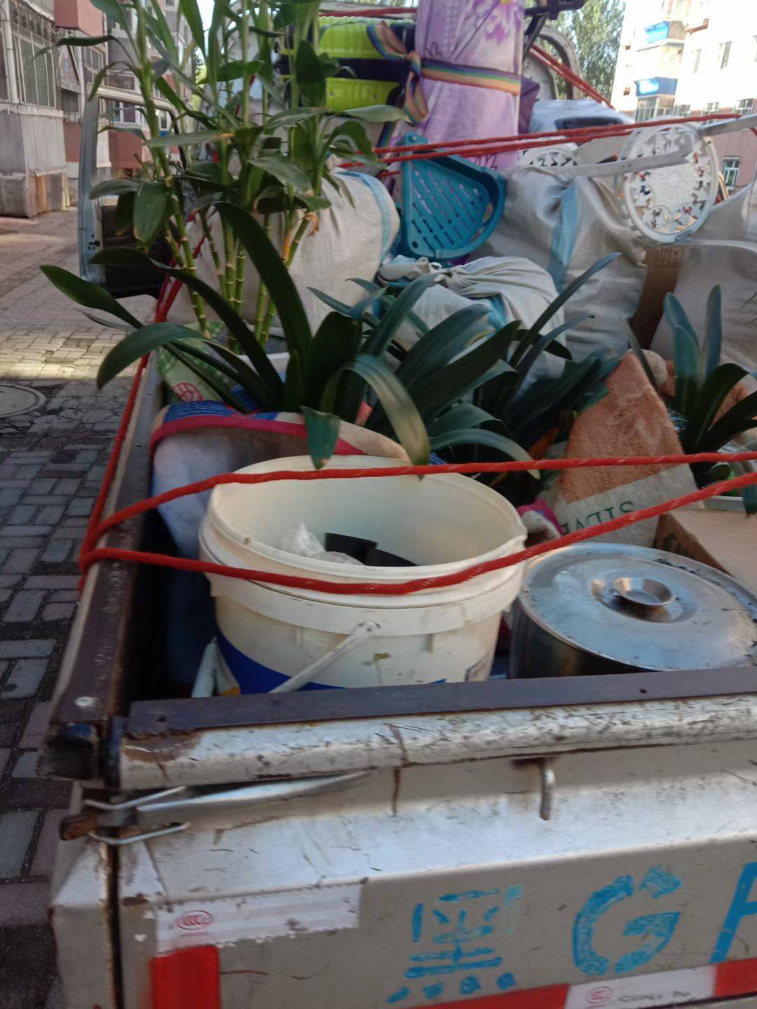 我丛一条街七楼往下搬三个佛柜,第一个佛柜较大,戴师傅配合我搬运下楼