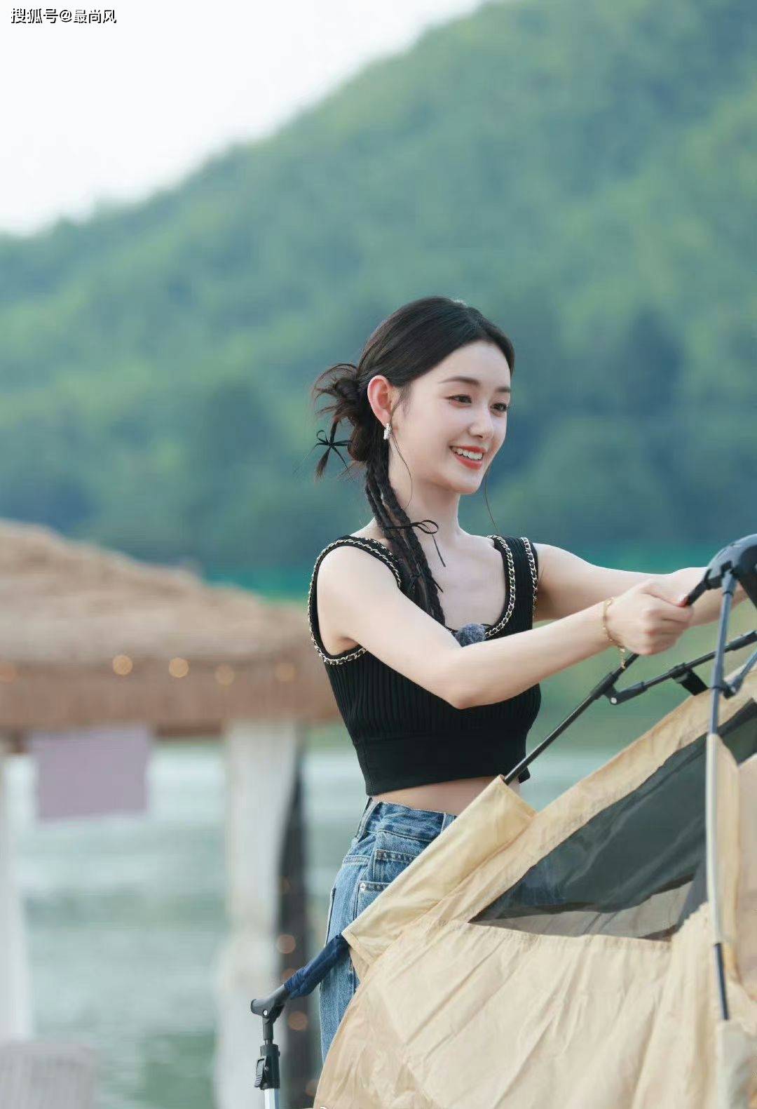 牛仔裤 黑色吊带背心,这样的蒋依依好飒_个性_是一种_休闲风