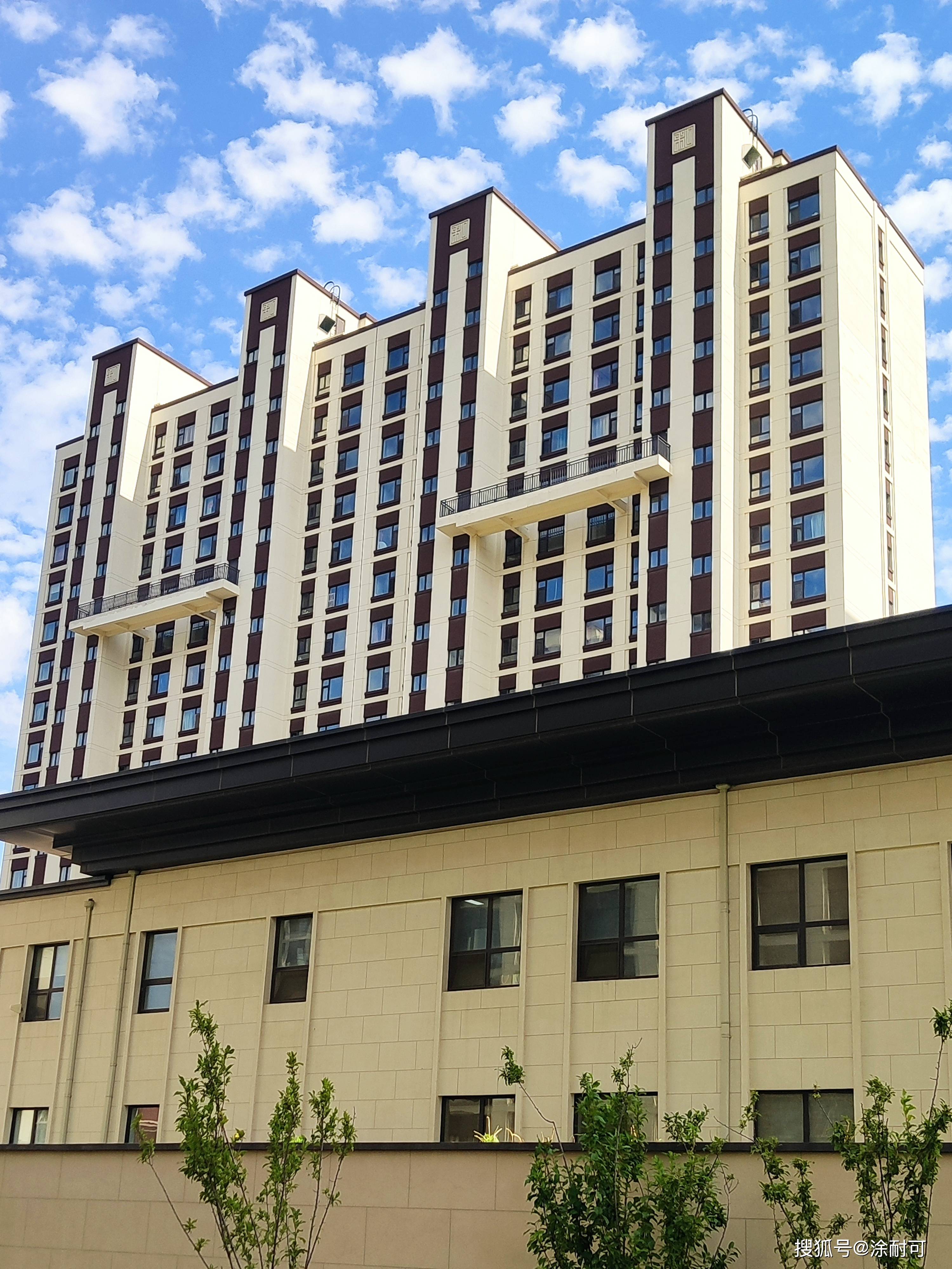 长春万晟和府住宅小区,建筑外立面选用涂耐可弹性质感涂料,作为高级