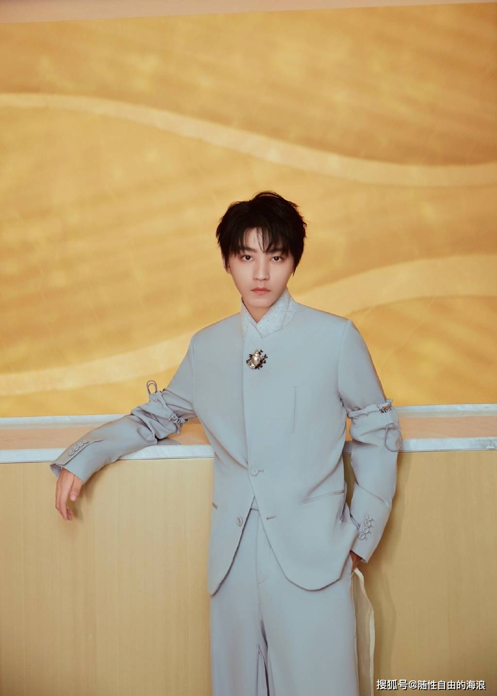 王俊凯青岛活动路透,淡雅套装时尚帅气_一身