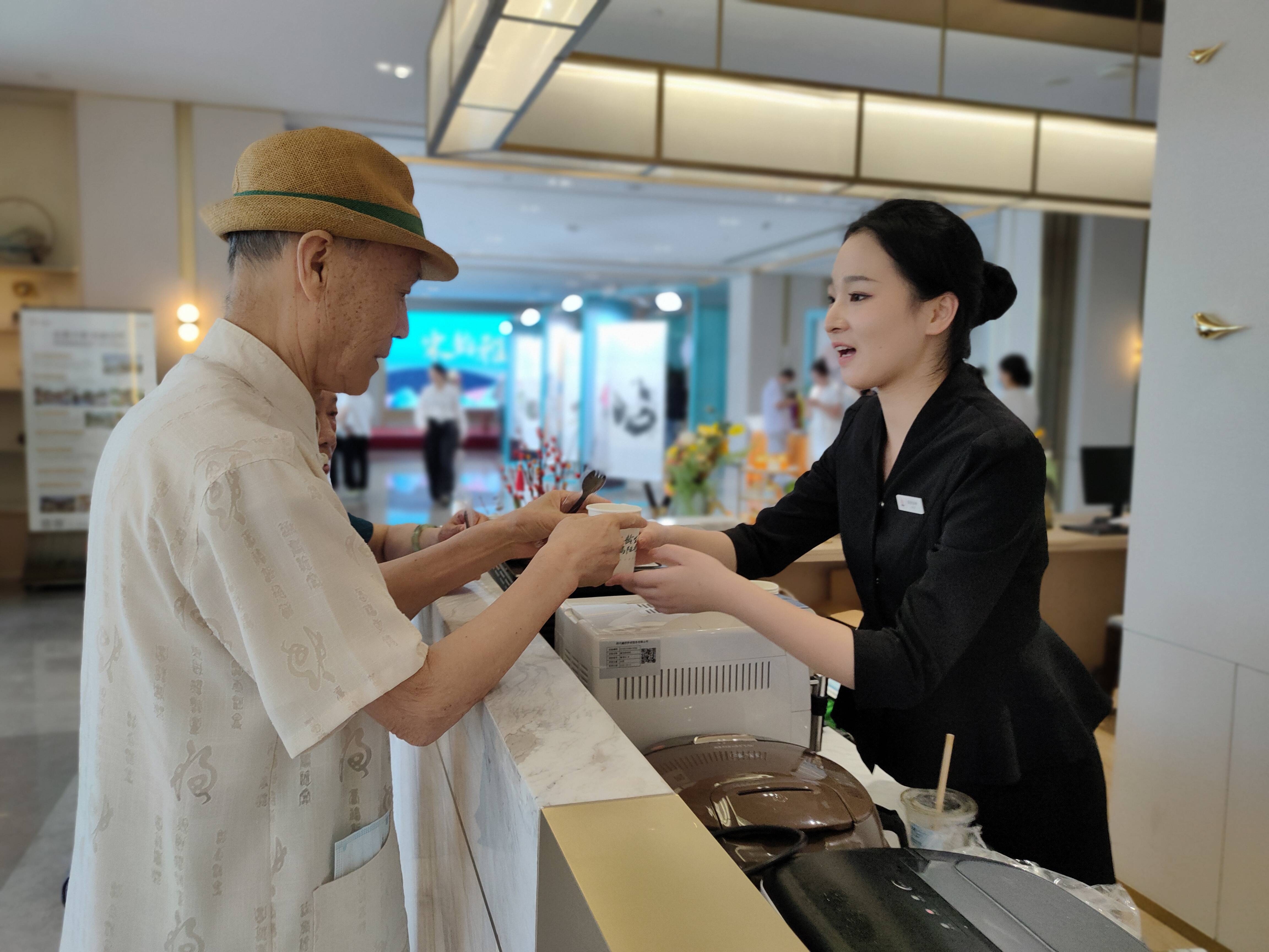 以礼修身 提升服务