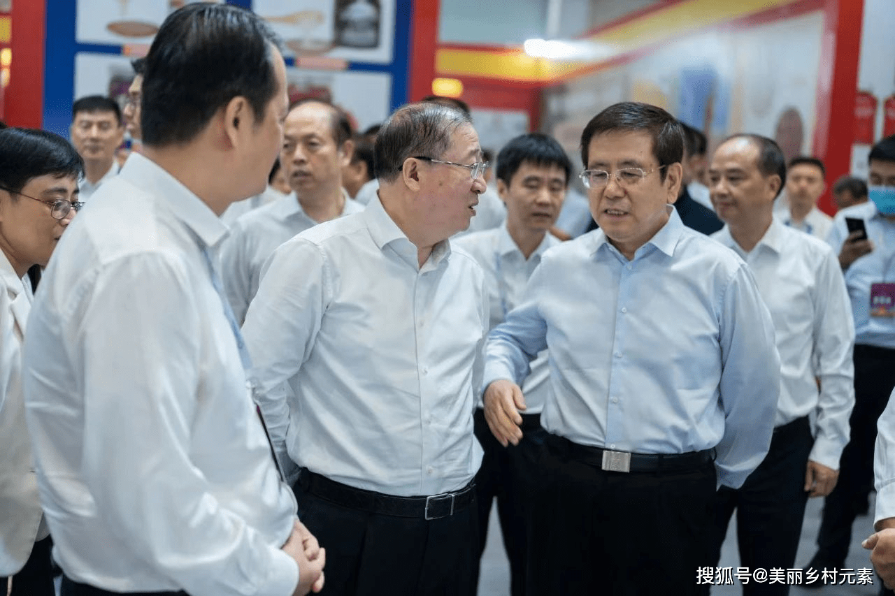 河南省省长王凯,国家粮食和物资储备局党组书记刘焕鑫参观展览